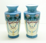 OPALINA - Par de vasos floreiras em opalina branca, borda de babados e pintado de azul. Med. 26 cm.