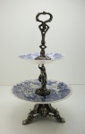 PORCELANA - Fruteira de 2 andares com pratos de porcelana inglesa e metal prateado. Alt. 45 cm.