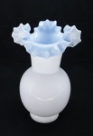 OPALINA - Vasos floreiras em opalina, borda de babados em tom azul. Med. 24 cm.