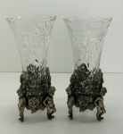 DEMI CRISTAL - Par de vasos floreiras em demi cristal moldado com bases em metal. Alt. 27 cm.