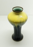 PORCELANA - Vaso floreira em porcelana esmaltada em degradê e aros em metal dourado. Alt.24 cm.