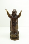 ARTE SACRA - Cristo entalhado em madeira nobre, assinado J. D. F. base oval. Alt. 36 cm.