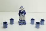 PORCELANA EUROPÉIA - Licoreira em porcelana, representado camponesa, padrão de decoração Blue and white, acompanha 5 copinhos. Med. 17 cm e 4,5 cm. Fios de cabelo.