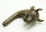 BRONZE - Antiguissímo castão para bengala em bronze, representando cabeça bovina. Med. 10x9 cm.