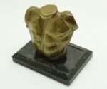 ESCULTURA - S. ARMAROLI, busto de torso masculino, base em mármore. Assinado. Med. 14x14x11 cm.