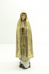 ARTE SACRA - Nossa Senhora em estuque policromado, olhos em vidro, aplicações em pedras. Alt. 28 cm. Bicados.