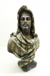 DECORAÇÃO - Escultura em estuque policromado, representando busto Beduíno, assinado Porfessor Nica, Agostini, numerado 527 e localizado Rio, olhos em vidro. Med. 43x28 cm. Bicados.