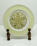 PORCELANA EUROPÉIA - Prato decorativo em porcelana inglesa WOOD&SONS, modelo TIFFANY, borda amarela. Med. 25 cm.