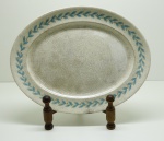 PORCELANA - JOHNSON BROS - ENGLAND - PAREEK - Traveessa decorativa em porcelana inglesa em formato oval, esmaltada, faixa azul e decorada com motivos vegetalista. Med. 36x28 cm. Craquelado.