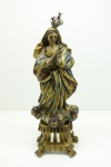 ARTE SACRA - Esplêndida Imagem de Nossa Senhora da Conceição esculpida em madeira com rica policromia, manto com rico movimento realçado a ouro e flores, base decorada com cabeças de anjos e sobre peanha ricamente dourada, coroa prata de lei. Alt. 37 cm.