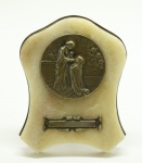 ARTE SACRA - Placa em metal espessurada a prata, representando Santa Eucaristia, sobre base de alabastro. Med. 12x9 cm.