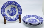 PORCELANA EUROPÉIA - Parte de jogo de jantar em porcelana inglesa, blue and white, deocorado com tema dito Fazendinha. Composto de: 6 pratos fundos. Med. 23 cm. Bcados.