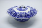 PORCELANA EUROPÉIA - Parte de jogo de jantar em porcelana inglesa, blue and white, deocorado com tema dito Fazendinha. Composto de: Legumeira. Med. 13x26x23 cm.