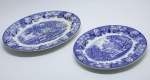 PORCELANA EUROPÉIA - Parte de jogo de jantar em porcelana inglesa, blue and white, deocorado com tema dito Fazendinha. Composto de: Lote de 2 travessas ovais. Med. 30x24 cm e 25x20 cm. Bicados.