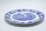 PORCELANA EUROPÉIA - Parte de jogo de jantar em porcelana inglesa, blue and white, deocorado com tema dito Fazendinha. Composto de: Par de xícaras de café. Med. 5 cm e 11 cm. Bicados.