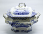 PORCELANA EUROPÉIA - Antiga sopeira oitavada em porcelana inglesa, blue and white, deocorado com motivos florais, alças em relevo. Med. 28x38x16 cm.