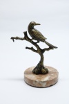 DECORAÇÃO - Pássaro sobre galhos e base circular de mármore, bela fundição. Alt. 16 cm.