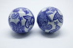 PORCELANA - Lote de 2 esferas decorativas, blue and white, decorada com motivos florais.