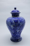 PORCELANA EUROPÉIA - Potiche em porcelana inglesa, blue and white, estilo ânfora. Alt. 25 cm.
