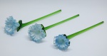 MURANO - Lote de 3 flores azuis e brancas e haste vedes em Murano. Med. 30 cm.