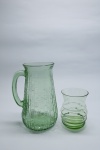 DEMI CRISTAL - Jarra e copo em demi cristal moldado em tom verde. Med. 19 cm e 10 cm.