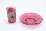 DEMI CRISTAL - Copo e prato em tom rubi com decoração policromada, lembrança Nossa Senhora da Penha. Med. 10 cm e 16 cm.