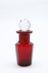 DEMI CRISTAL - Pequeno perfumeiro em tom vermelho e tampa incolor lapidada. Med. 9 cm.