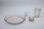 DEMI CRISTAL - Lote de peças em demi cristal em tom rosa. Composto de: copos, prato e xícara. Maior 23 cm e menor 4 cm.