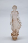 DEMI CRISTAL - Estatueta em demi cristal em tom rosa, Art Decô, representando nú feminino. Alt 22 cm.