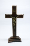 ARTE SACRA - Belo crucifixo em madeira nobre com Cristo em bronze. Med. 33x17 cm e Cristo 12 cm. Marca de queimado na base.