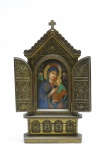 ARTE SACRA - Oratório de viagem em metal dourado com rico trabalho de filigrana, pintura policromada interna em placa de porcelana, representando Madona com criança. Europa. Med. 22x11 cm.