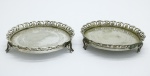 METAL - Lote de 2 salvas em metal espessuradas a prata, galeria vazada, elevadas por 3 pés. Med. 11,5 cm e 12 cm. Leves desgastes.