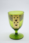 COLECIONISMO - Bela taça de coleção em demi cristal, no padrão veneziano. Corpo em tom verde e realçado em tom dourrado com aplicação de flores em relevo, pintados a mão. Alt. 12 cm. Bicado.