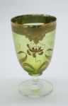 COLECIONISMO - Bela taça de coleção em demi cristal, no padrão veneziano. Corpo em tom verde e realçado em tom dourrado com aplicação de flores em relevo, pintados a mão. Alt. 12,5 cm.