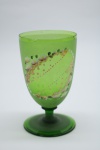 COLECIONISMO - Bela taça de coleção em demi cristal, no padrão veneziano. Corpo em tom verde e realçado em tom dourrado com aplicação de flores em relevo, pintados a mão. Alt. 13 cm. Bicado.