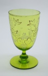COLECIONISMO - Bela taça de coleção em demi cristal, no padrão veneziano. Corpo em tom verde e realçado em tom dourrado com aplicação de flores em relevo, pintados a mão. Alt. 13 cm.