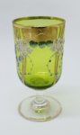 COLECIONISMO - Bela taça de coleção em demi cristal, no padrão veneziano. Corpo em tom verde e realçado em tom dourrado com aplicação de flores em relevo, pintados a mão. Alt. 13 cm.
