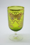 COLECIONISMO - Bela taça de coleção em demi cristal, no padrão veneziano. Corpo em tom verde e realçado em tom dourrado com aplicação de flores em relevo, pintados a mão. Alt. 13,5 cm.
