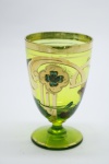 COLECIONISMO - Bela taça de coleção em demi cristal, no padrão veneziano. Corpo em tom verde e realçado em tom dourrado com aplicação de flores em relevo, pintados a mão. Alt. 12 cm.