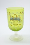 COLECIONISMO - Bela taça de coleção em demi cristal, no padrão veneziano. Corpo em tom verde e realçado em tom dourrado com aplicação de flores em relevo, pintados a mão. Alt. 12,5 cm. Leves bicados.