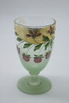 COLECIONISMO - Bela taça de coleção em demi cristal, no padrão veneziano. Corpo em tom verde e realçado em tom dourrado com aplicação de flores em relevo, pintados a mão. Alt. 13 cm.