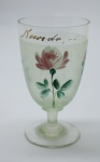 COLECIONISMO - Bela taça de coleção em demi cristal, no padrão veneziano. Corpo em tom verde e realçado em tom dourrado com aplicação de flores em relevo, pintados a mão. Alt. 12,5 cm.