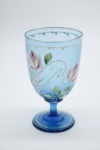 COLECIONISMO - Bela taça de coleção em demi cristal, no padrão veneziano. Corpo em tom azul e realçado em tom dourrado com aplicação de flores em relevo, pintados a mão. Alt. 13 cm.