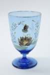 COLECIONISMO - Bela taça de coleção em demi cristal, no padrão veneziano. Corpo em tom azul e realçado em tom dourrado com aplicação de flores em relevo, pintados a mão. Alt. 12,5 cm. Bicados.
