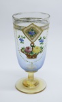 COLECIONISMO - Bela taça de coleção em demi cristal, no padrão veneziano. Corpo em tom azul e realçado em tom dourrado com aplicação de flores em relevo, pintados a mão. Alt. 13,5 cm.