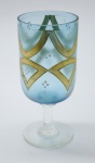 COLECIONISMO - Bela taça de coleção em demi cristal, no padrão veneziano. Corpo em tom azul e realçado em tom dourrado com aplicação de flores em relevo, pintados a mão. Alt. 14,5 cm. Leves bicados.