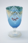 COLECIONISMO - Bela taça de coleção em demi cristal, no padrão veneziano. Corpo em tom azul e realçado em tom dourrado com aplicação de flores em relevo, pintados a mão. Alt. 12,5 cm.