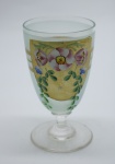 COLECIONISMO - Bela taça de coleção em demi cristal, no padrão veneziano. Corpo em tom azul e realçado em tom dourrado com aplicação de flores em relevo, pintados a mão. Alt. 12,5 cm.