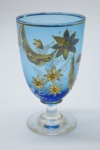 COLECIONISMO - Bela taça de coleção em demi cristal, no padrão veneziano. Corpo em tom azul e realçado em tom dourrado com aplicação de flores em relevo, pintados a mão. Alt. 12,5 cm. Bicados.