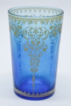 COLECIONISMO - Bela copo de coleção em demi cristal, no padrão veneziano. Corpo em tom azul e realçado em tom dourrado com aplicação de flores em relevo, pintados a mão. Alt. 10 cm.
